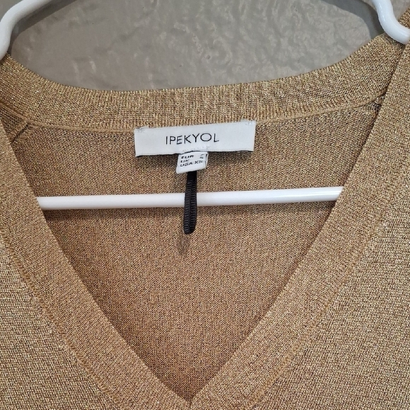 IPEKYOL Wome's Gold V-Neck Top. - Picture 2 of 7